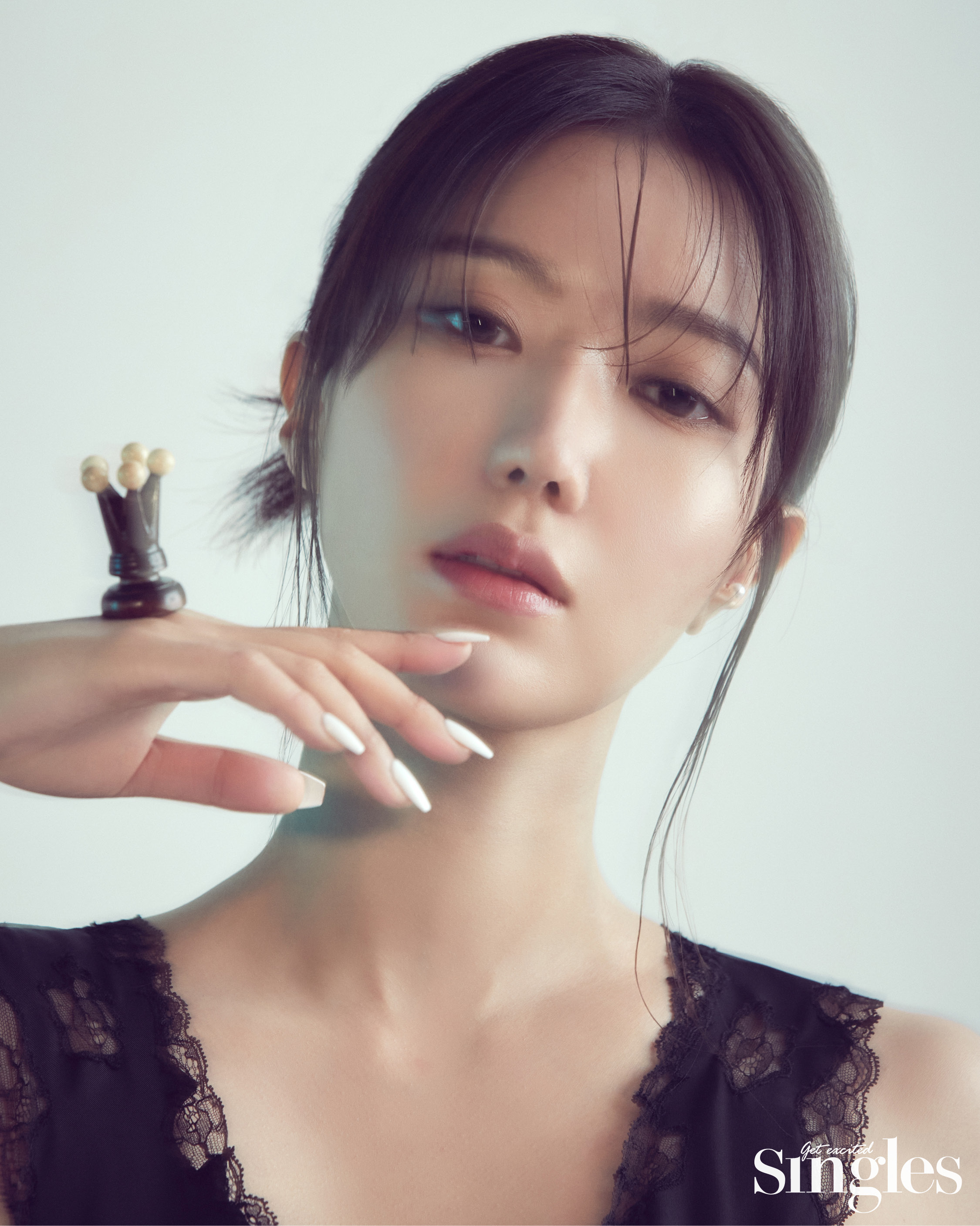 임수향이 프라다의 슬리브리스 드레스를 착용하고 촬영한 싱글즈 화보